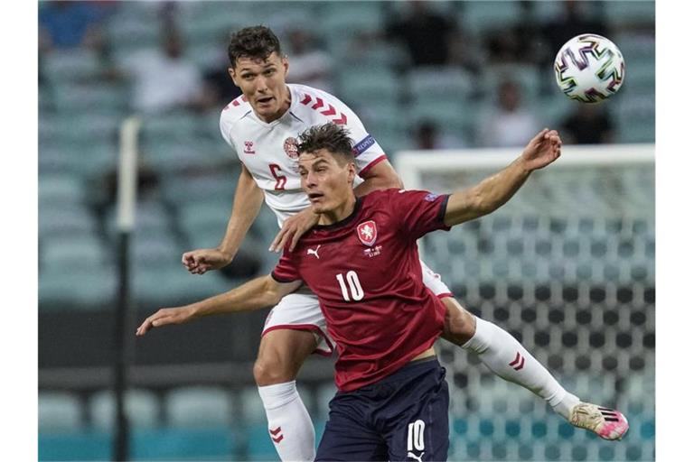 Stürmerstar Patrik Schick (r) schied mit Tschechien im EM-Viertelfinale aus. Foto: Darko Vojinovic/Pool AP/dpa