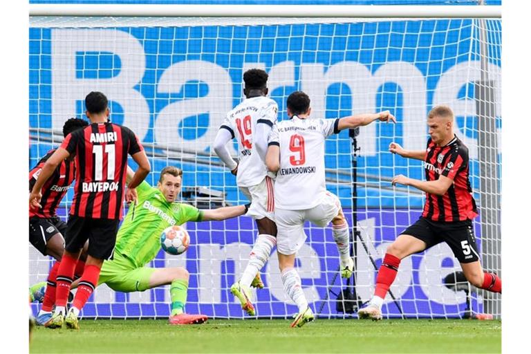 Stürmerstar Robert Lewandowski (2.v.r.) erzielt das Tor zur 2:0-Führung des FC Bayern bei Bayer Leverkusen. Foto: Marius Becker/dpa