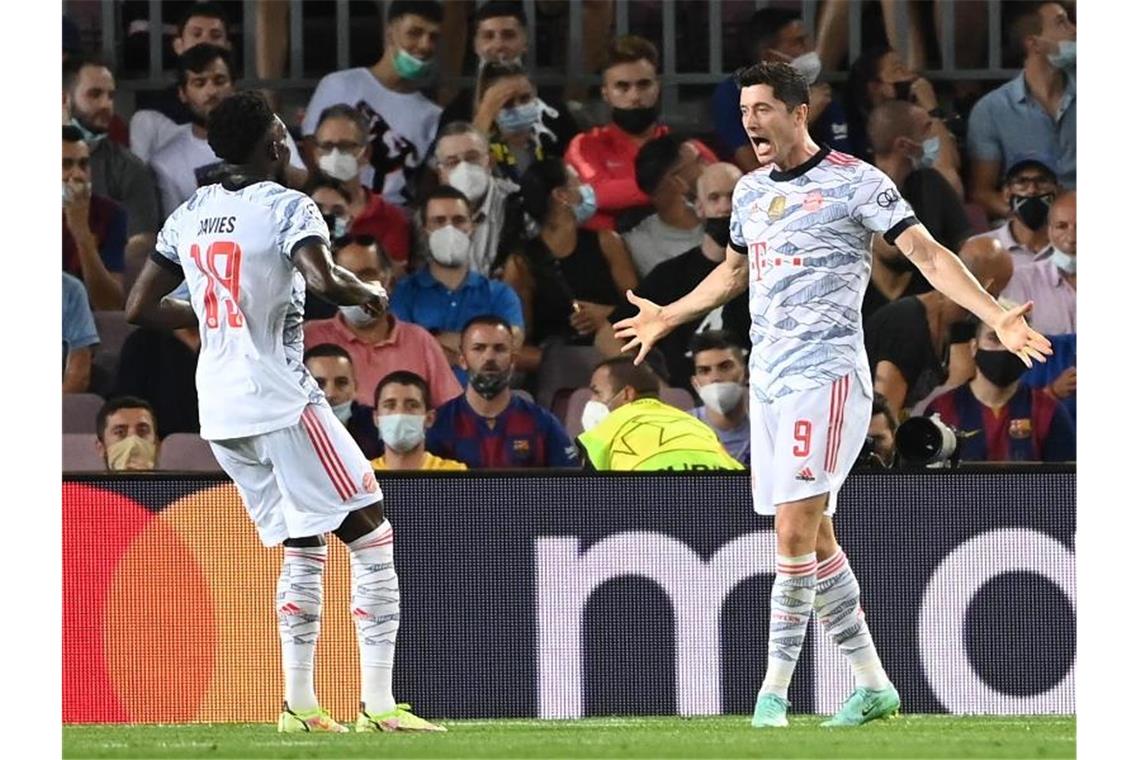 FC Bayern demütigt Barcelona erneut: Klarer Sieg im Camp Nou Stürmerstar Robert Lewandowski (r) erhöhte in der zweiten Halbzeit auf 2:0. Foto: Sven Hoppe/dpa
