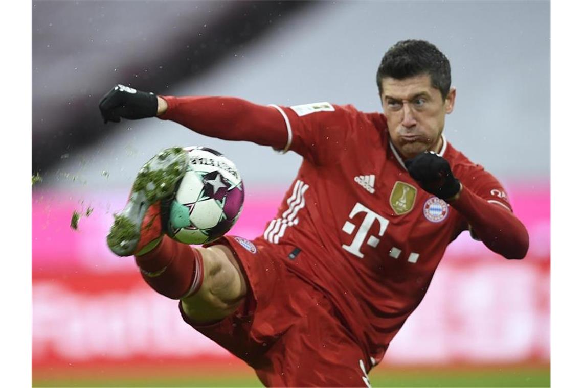 „Gigantisch“: Lewandowski wieder Fußballer des Jahres Stürmerstar Robert Lewandowski vom FC Bayern München ist erneut Deutschlands Fußballer des Jahres. Foto: Andreas Schaad/AP-Pool/dpa