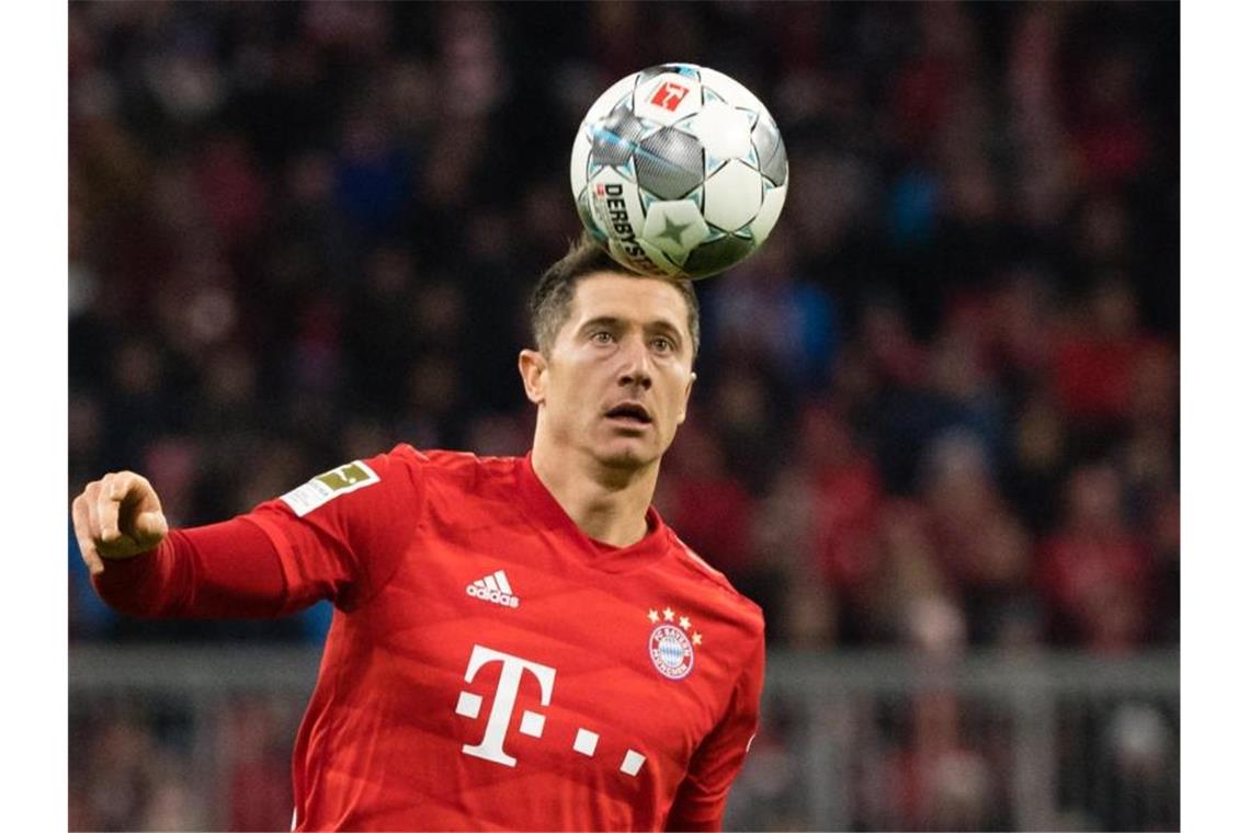 Lewandowski ist Europas Fußballer des Jahres - Flick geehrt Stürmerstar Robert Lewandowski von Triple-Gewinner FC Bayern München ist Europas Fußballer des Jahres. Foto: Matthias Balk/dpa