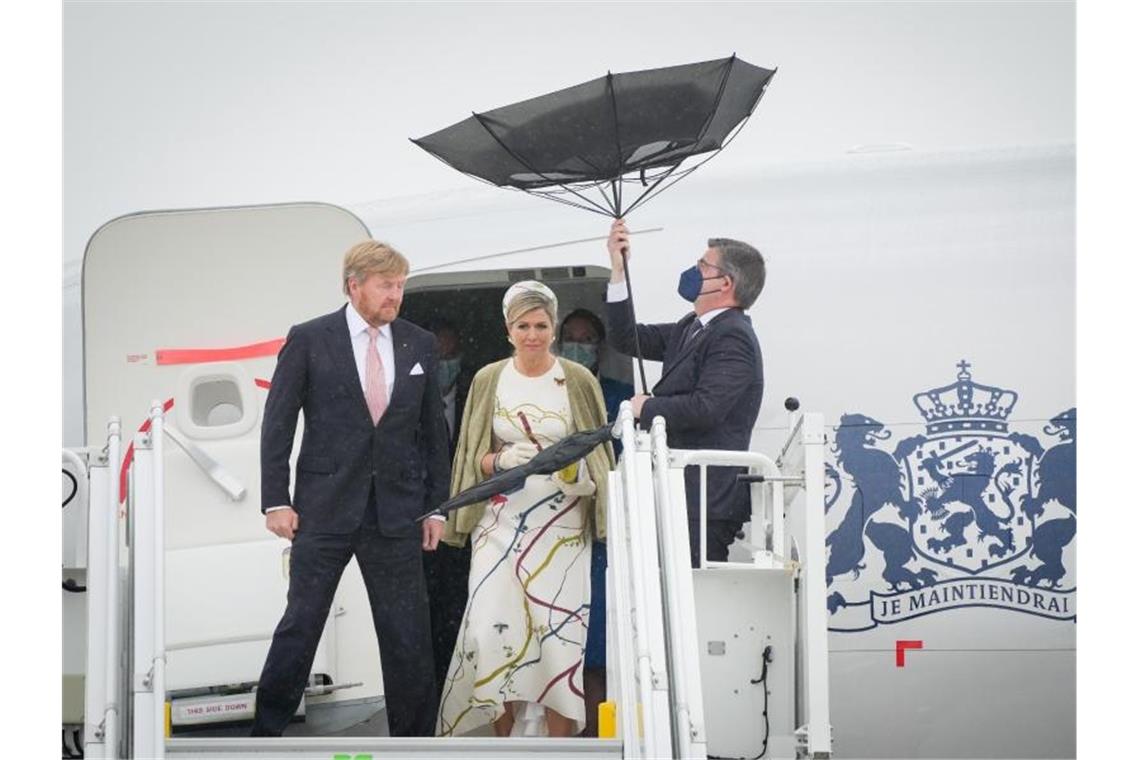 Willem-Alexander und Máxima besuchen Berlin Stürmischer Auftakt: König Willem-Alexander der Niederlande und Königin Máxima bei ihrer Ankunft in Berlin. Foto: Kay Nietfeld/dpa