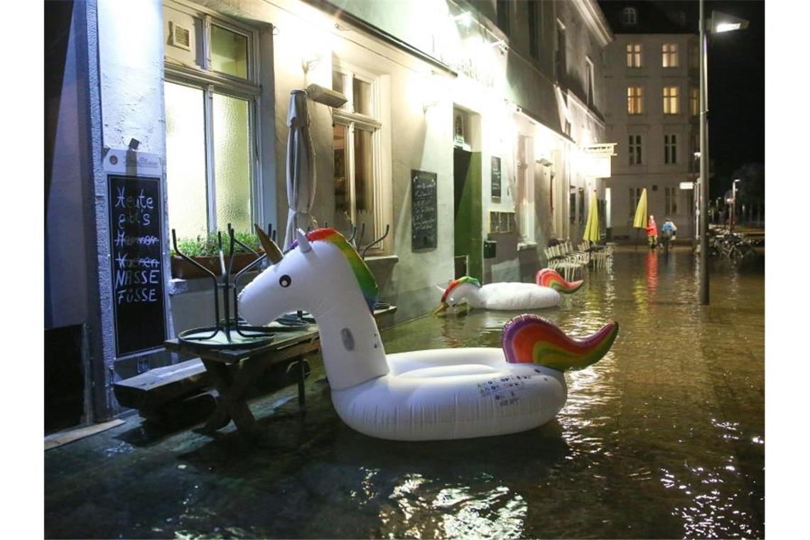 Stürmisches Herbstwetter hat zu Hochwasser und ungewöhnlichen Einhörnern in Lübecks Innenstadt geführt. Foto: Bodo Marks/dpa