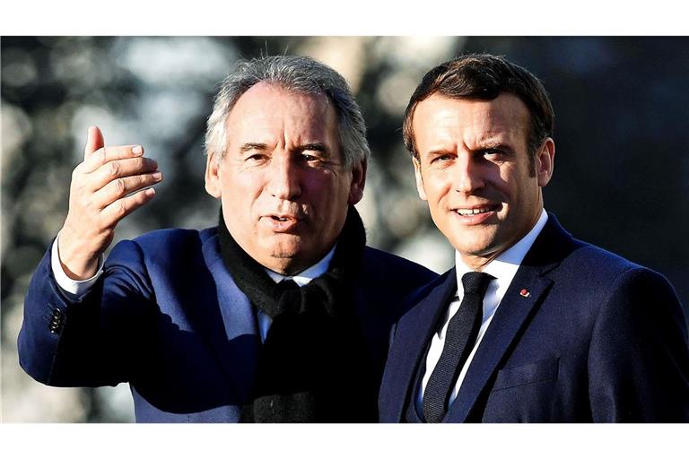 Stürzt Präsident Emmanuel Macron (re.) gleich mit, wenn sein umstrittener Premierminister François Bayrou stürzt?
