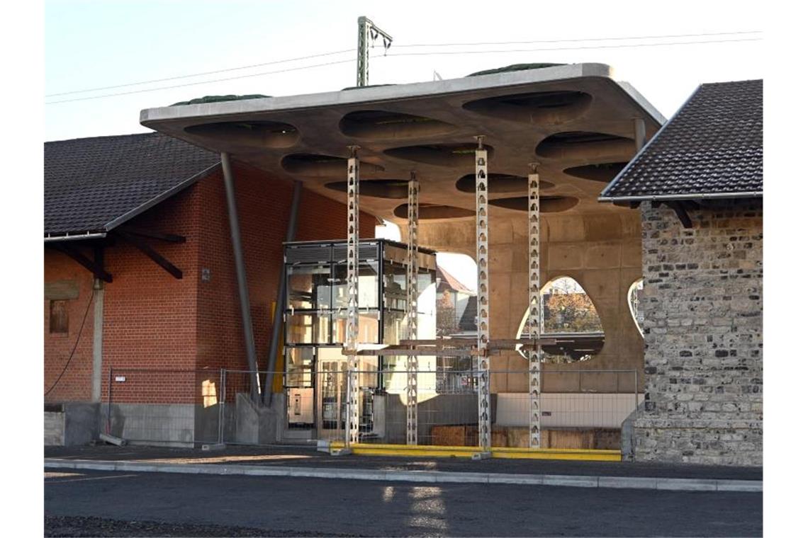 Stützpfeiler stehen unter einem neu gebauten Dach einer im Bau befindlichen Bahnquerung am Bruchsaler Bahnhof. Foto: Uli Deck/dpa