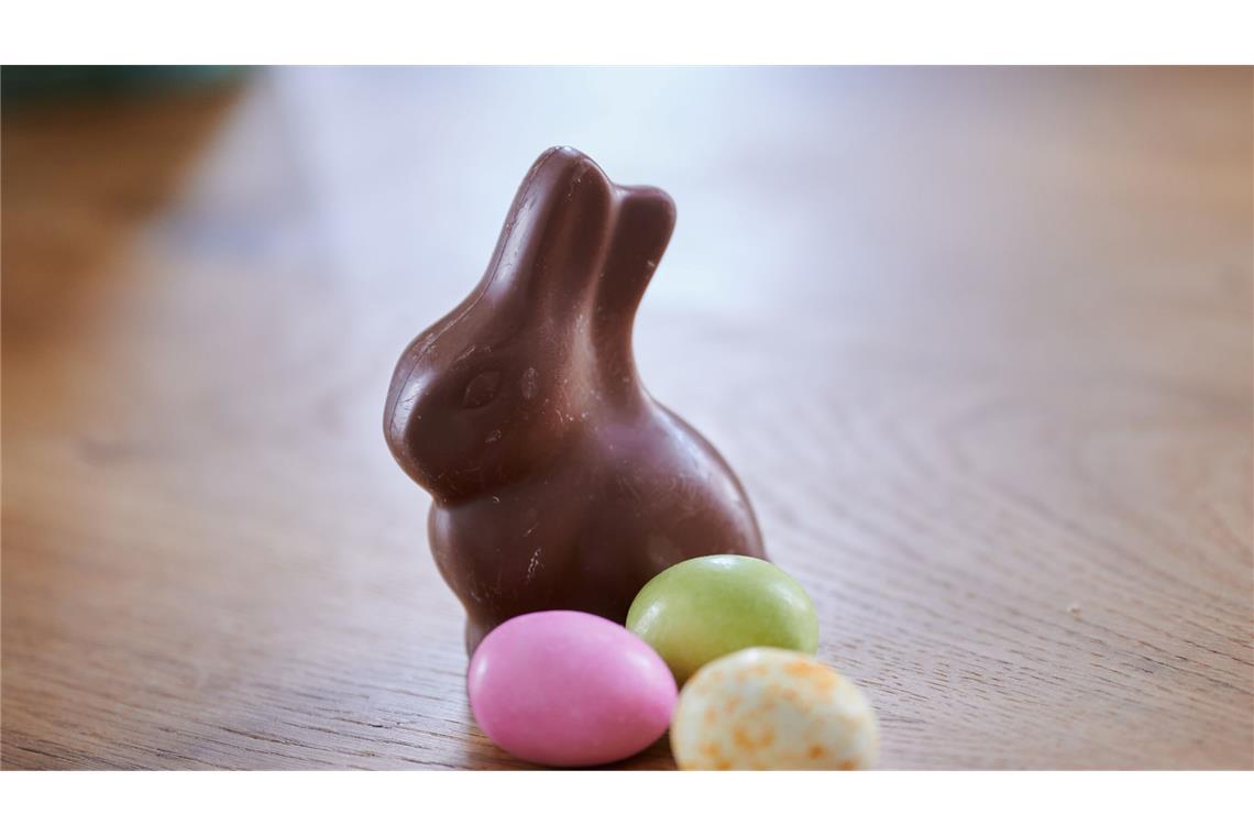 Ostern ade? Wie mit dem "Sitzhasen" Stimmung gemacht wird Stumm sitzt er und weiß nichts von der Debatte um ihn: der Schoko-Osterhase. (Symbolbild)