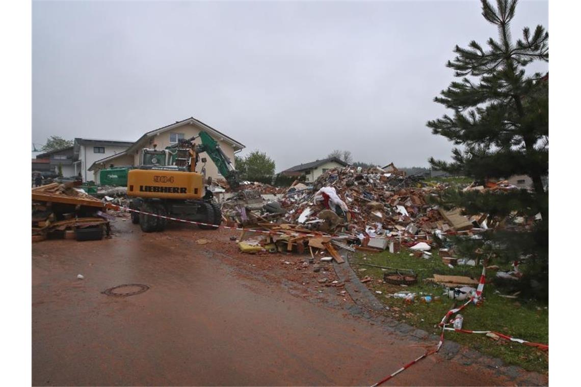 Stunden nach der Explosion haben Helfer zwei Leichen geborgen. Foto: Karl-Josef Hildenbrand