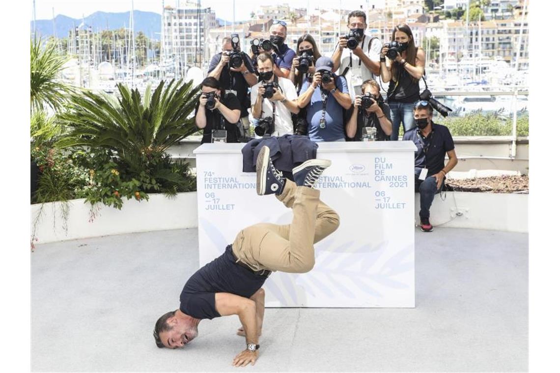 Goldene Palme für „Titane“ der Französin Julia Ducournau Stunden zuvor zeigte Jean Dujardin beim Photocall noch schnelle seine Fitness. Foto: Vianney Le Caer/Invision/AP/dpa
