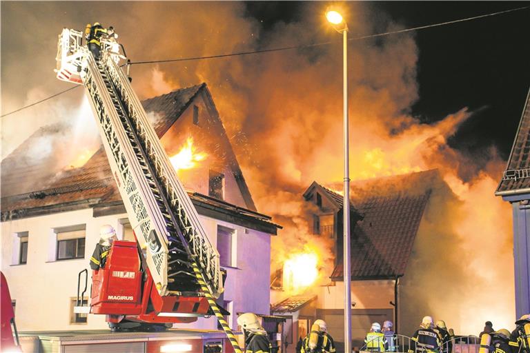 Stundenlang loderten die Flammen in einem Wohnhaus in Hegnach. Foto: B. Beytekin