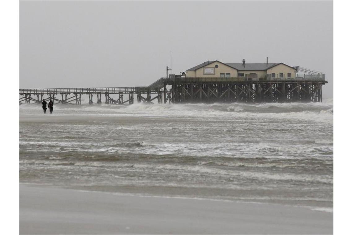 Sturm am Strand von St. Peter Ording. Foto: Bodo Marks/dpa