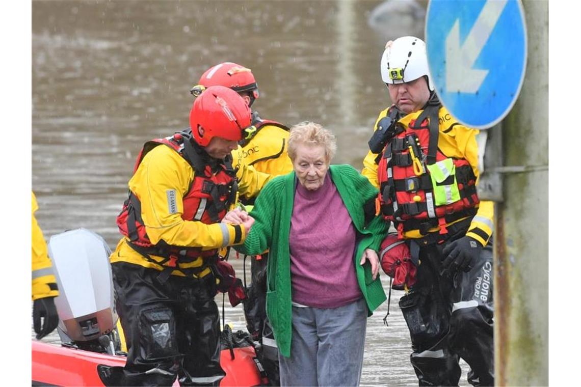 Sturm „Dennis“ wütet über England Sturm „Dennis“ hat das Hochwasser-Risiko stark erhöht. Foto: Ben Birchall/PA Wire/dpa