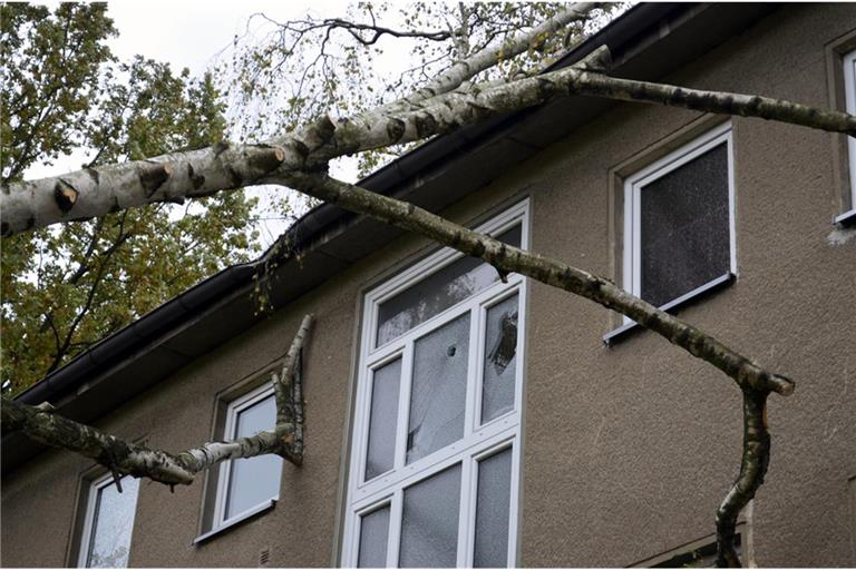 Sturm, Hagel, Hochwasser: Wer zahlt bei Wetterschäden? Erfahren Sie, welche Versicherung für Schäden an Haus, Auto oder Einrichtung aufkommt - und wann nicht.