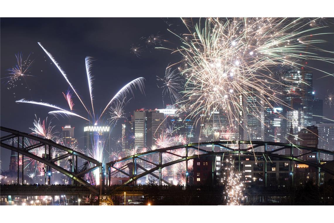 Von stürmisch bis eiskalt: Das Wetter zu Silvester Sturm und Regen an der Küste, trocken im Süden lautet die Vorhersage des DWD für den Silvesterabend (Symbolbild).