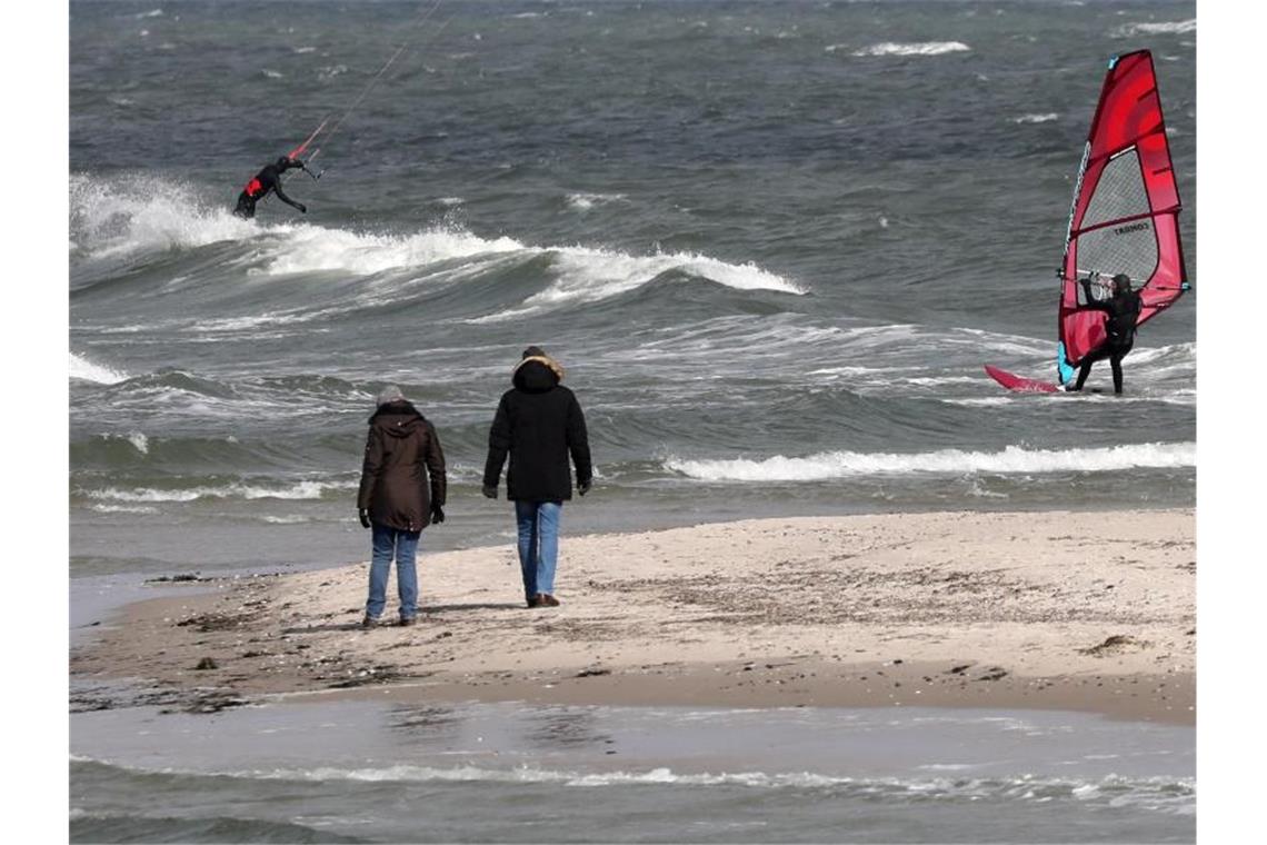 Tief „Luis“ bringt Sturmböen - Teils auch Schnee erwartet Sturmböen sorgen für eine aufgewühlte Ostsee vor der Halbinsel Fischland in Mecklenburg-Vorpommern. Foto: Bernd Wüstneck/dpa-Zentralbild/dpa
