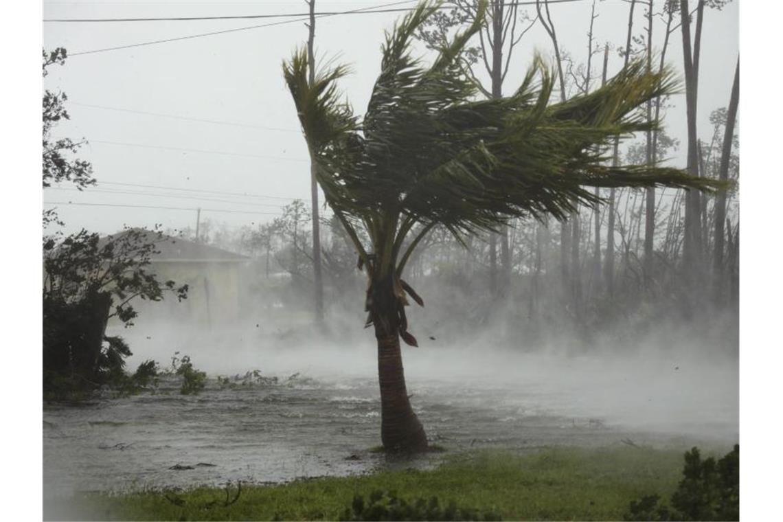 Sturmböen von Hurrikan „Dorian“ wirbeln Wasser von der Oberfläche eines Kanals auf den Bahamas auf. Foto: Tim Aylen/AP