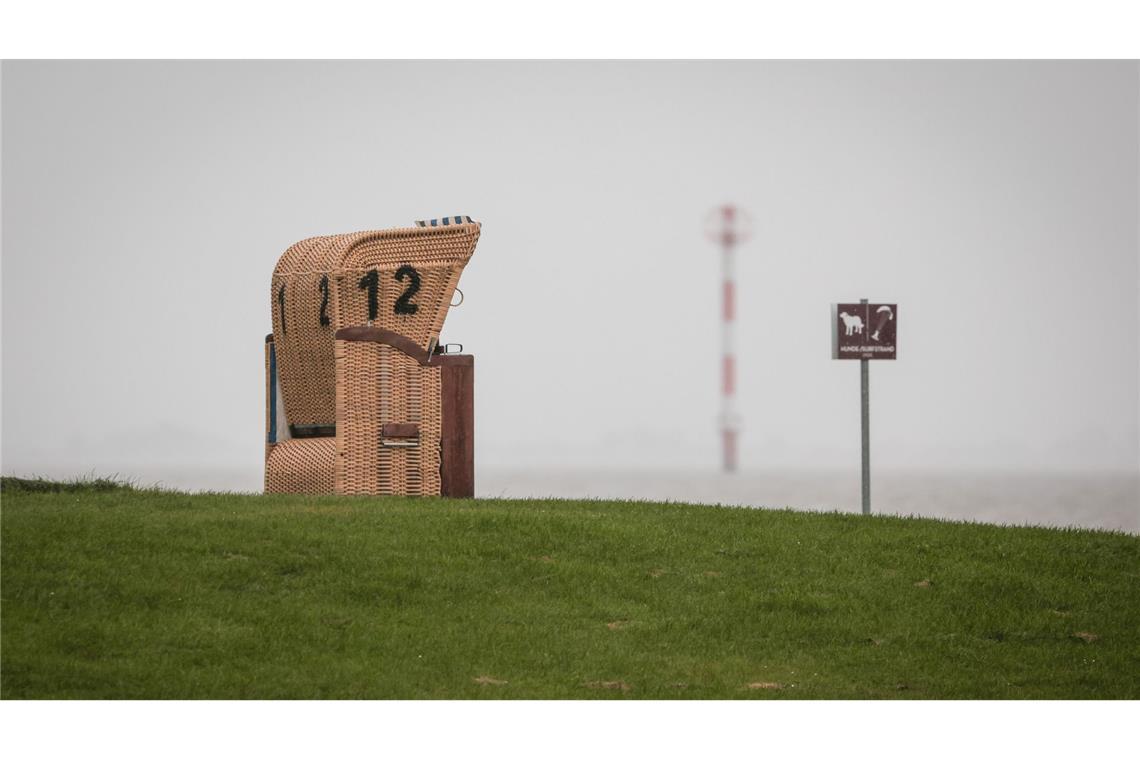 Sturmflut-Gefahr an der Nordsee: Regen, Böen und leere Strände