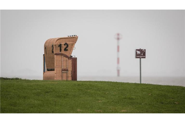 Sturmflut-Gefahr an der Nordsee: Regen, Böen und leere Strände