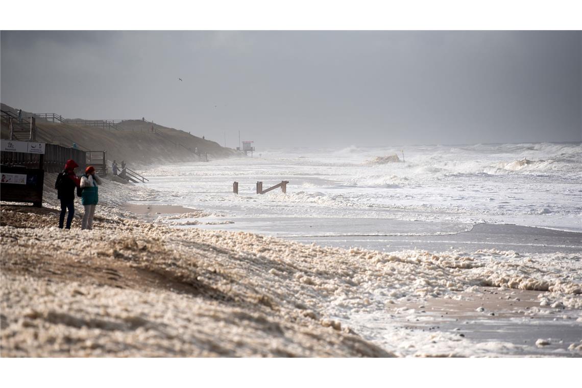 Sturmflut vor Sylt. Das Wetter lockte auch Spaziergänger an die Nordsee.