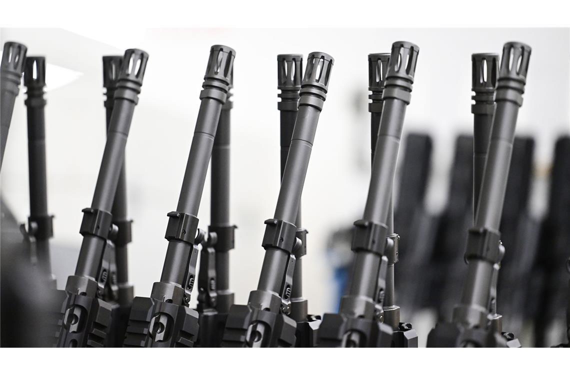 Sturmgewehre des Waffenherstellers Heckler und Koch stehen in der Produktion zur Auslieferung bereit (Symbolfoto).