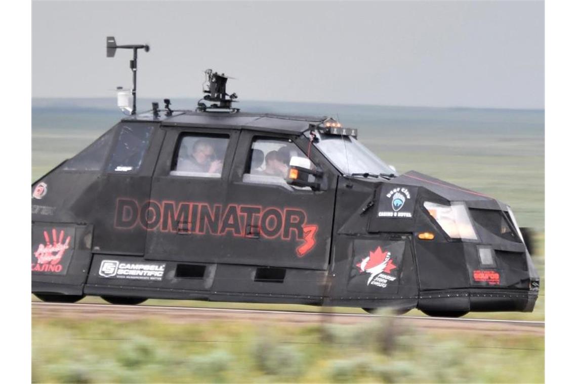Verwüstungen und Tote nach Tornados und Unwettern in den USA Sturmjäger: Der Dominator 3 ist ein gepanzertes Spezialfahrzeug, das in schwere Tornados hineinfahren kann, ohne Schaden zu nehmen. Foto: Gene Blevins/ZUMA Wire
