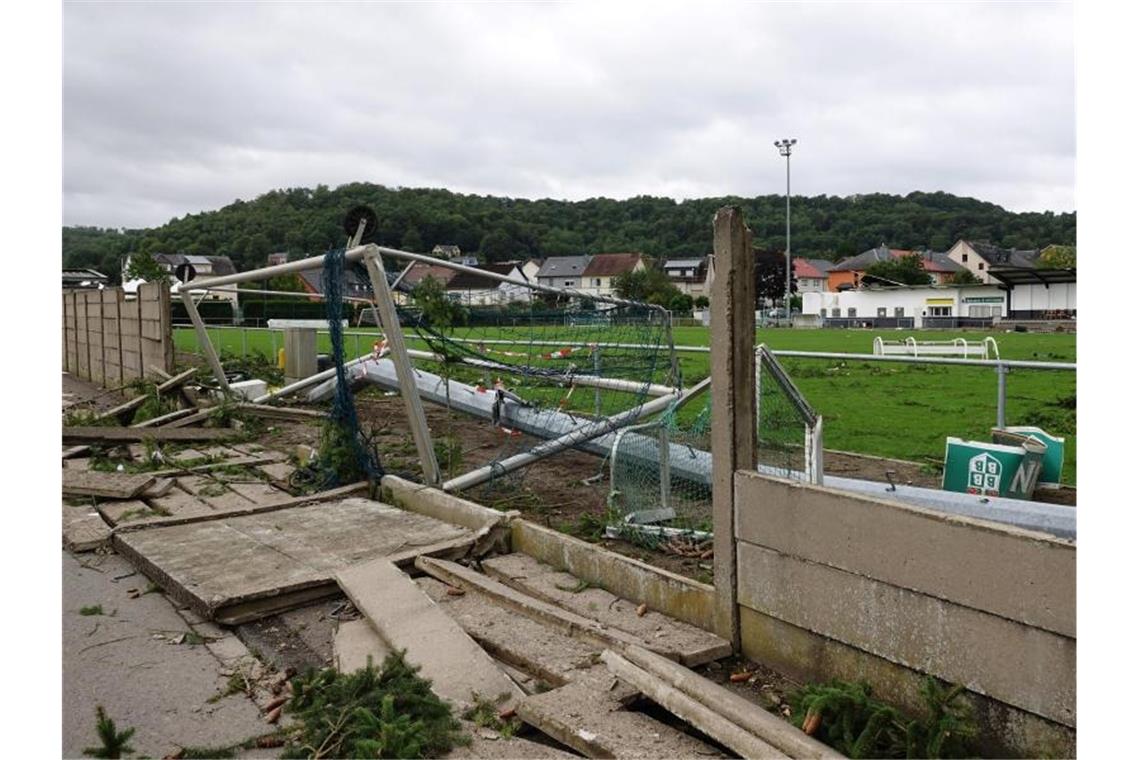 Unwetter überziehen Süddeutschland - Tornado in Luxemburg Sturmschäden auf einem Sportplatz im luxemburgischen Petingen. Foto: Harald Tittel