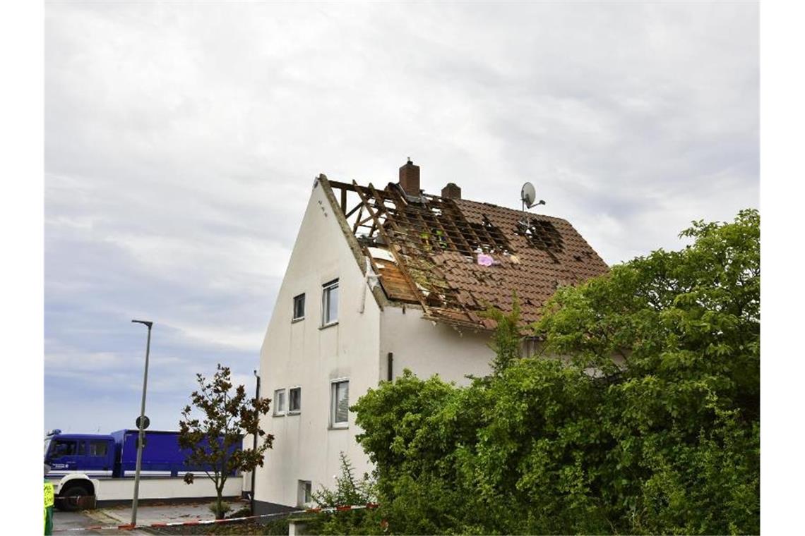 Deutscher Wetterdienst rechnet nach Unwettern mit mehr Sonne Sturmschäden in Bobenheim am Berg in Rheinland-Pfalz. Foto: Steil-Tv