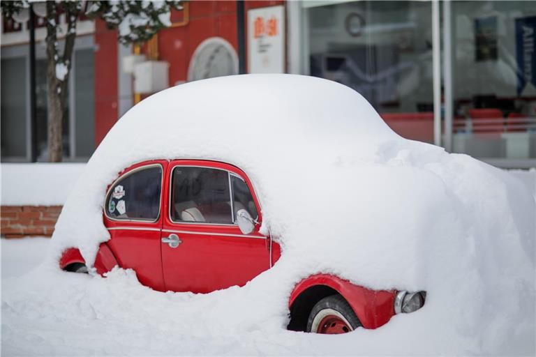 Sturmtief Elli bringt am Wochenende Schnee in den Norden, auch Schneeverwehungen sind möglich. Eine Karte zeigt die aktuelle Entwicklung in Deutschland. (Symbolbild)