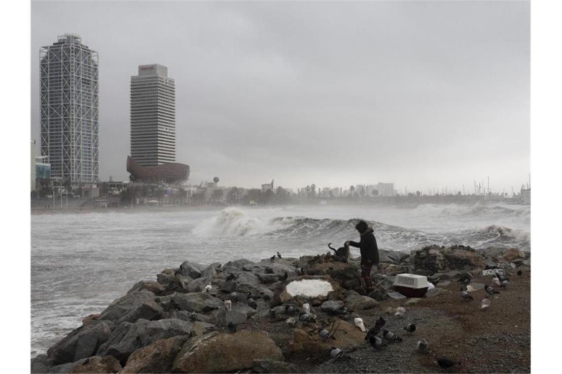 Neun Tote durch Sturmtief „Gloria“ in Spanien Sturmtief „Gloria“ spült große Wellen an den Strand von Barcelona. Die Unwetter und eisigen Temperaturen bereits neun Menschen in Spanien das Leben gekostet. Foto: Joan Mateu/AP/dpa