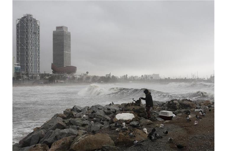 Sturmtief „Gloria“ spült große Wellen an den Strand von Barcelona. Die Unwetter und eisigen Temperaturen bereits neun Menschen in Spanien das Leben gekostet. Foto: Joan Mateu/AP/dpa