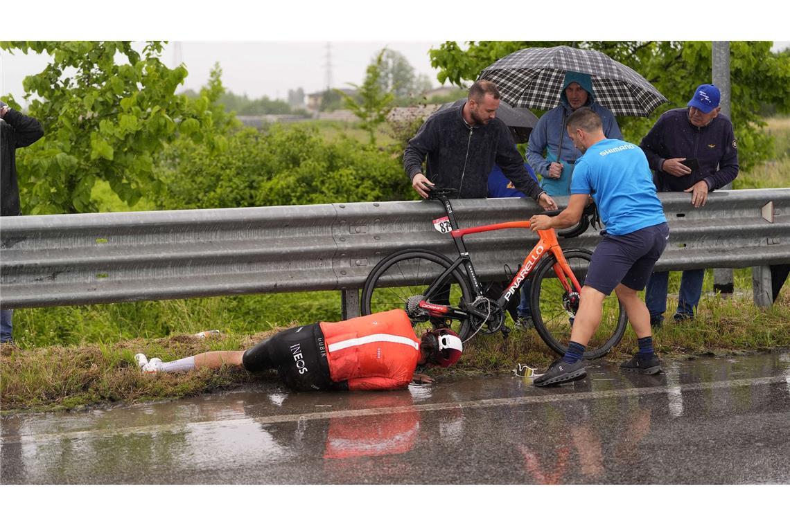 108. Giro: Roglic steigt aus - del Toro mit Zeitverlust Sturz des Radfahrers Joshua Tarling.