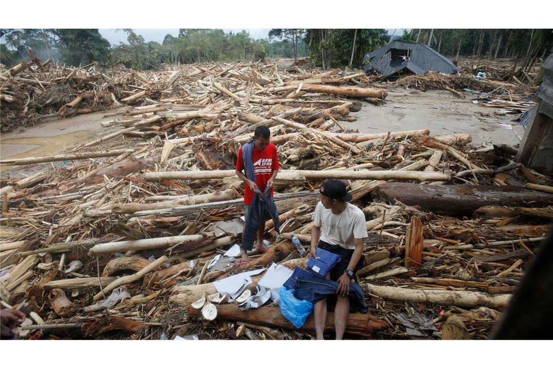 Sturzflut in Nordsumatra: Überlebende bergen letzte Habseligkeiten