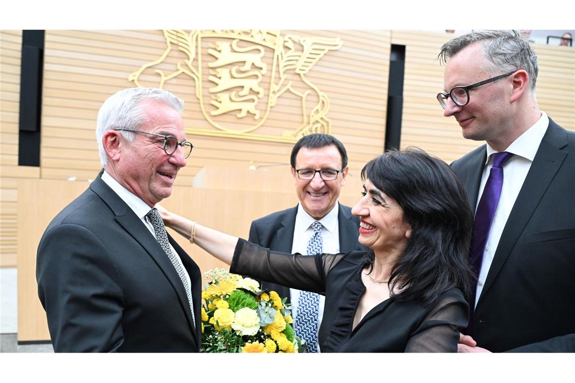 Stuttgart: Neuer Landtagspräsident – Thomas Strobl (l) nimmt im Plenum Glückwünsche von Muhterem Aras entgegen