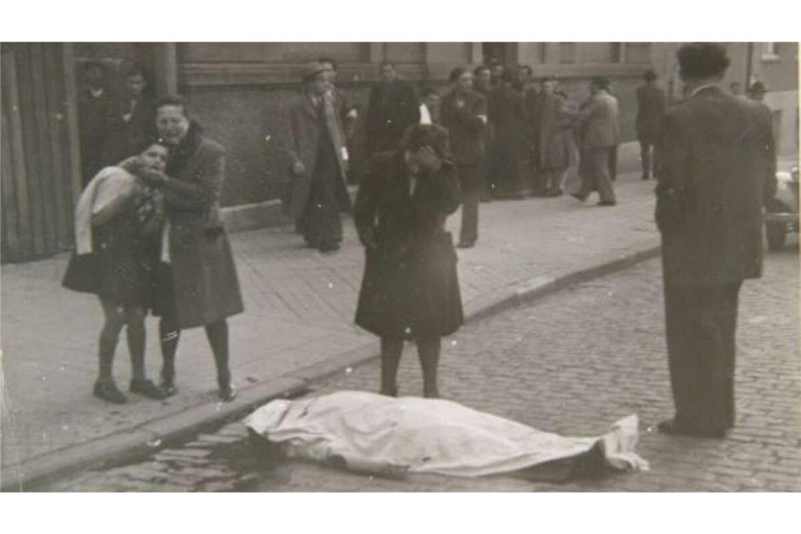 Stuttgart, Reinsburgstraße, 29. März 1946: Ein weißes Tuch liegt über der Leiche des erschossenen Shmuel Dancyger