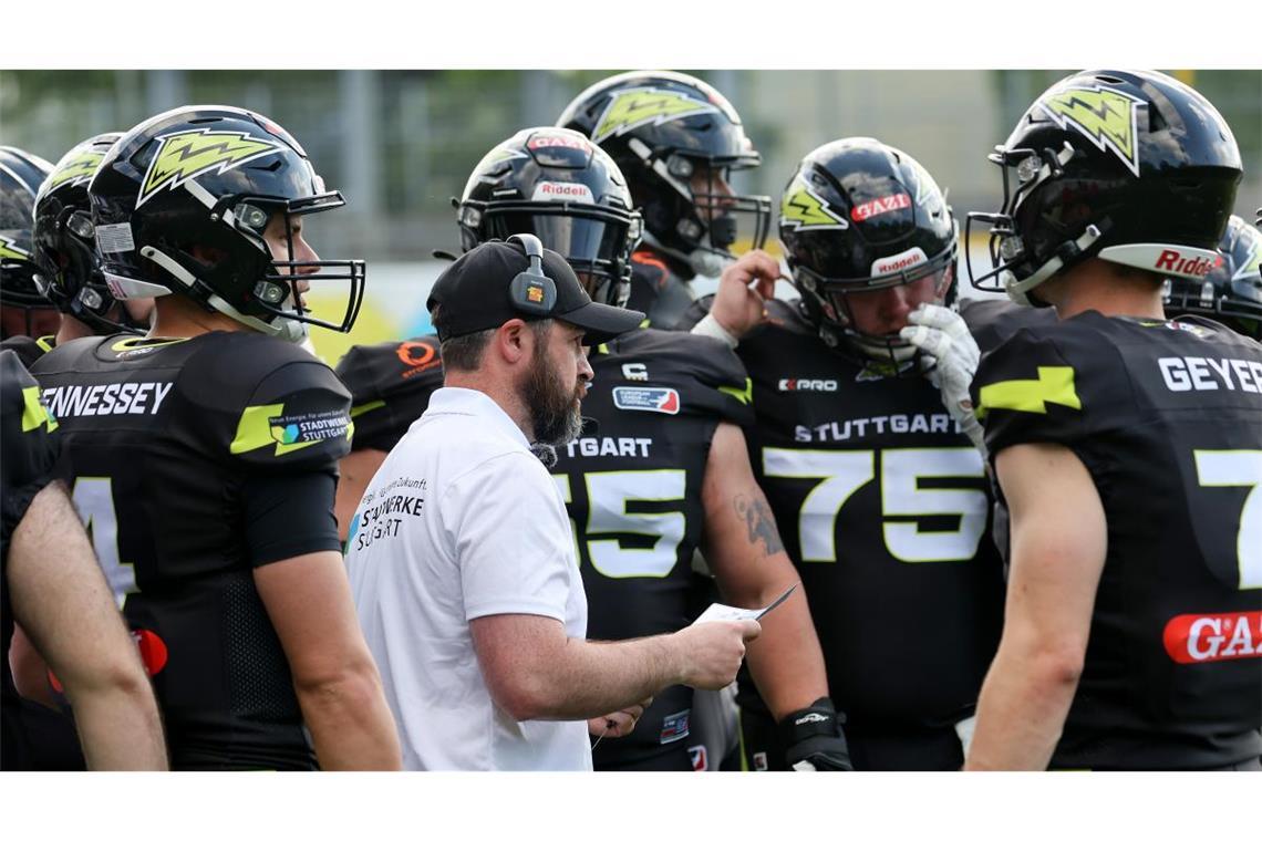 Stuttgart Surge: Topspiel in Paris im kostenlosen Livestream Stuttgart Surge um Head Coach Jordan Neuman (Mitte) reist in dieser Woche nach Paris.
