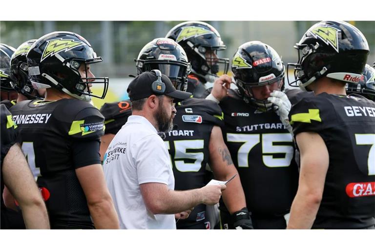 Stuttgart Surge um Head Coach Jordan Neuman (Mitte) reist in dieser Woche nach Paris.