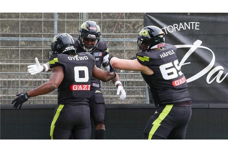 Stuttgart Surge vs. Fehervar Enthroners, Mike Harley JR (Stuttgart, Mitte) jubelt mit Tomiwa Oyewo (Stuttgart, links) und Emmanuel Häfele