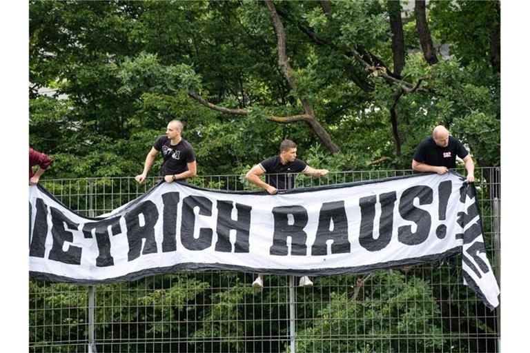 Stuttgarter Fans hängen im Robert-Schlienz-Stadion ein Transparent mit der Aufschrift "Dietrich raus!" auf. Foto: Wolfgang Dietrich/Archiv