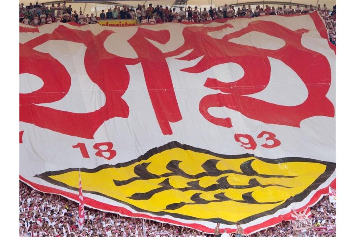 Stuttgarter Fans mit einem VfB-Banner. Foto: Sebastian Kahnert/Archivbild