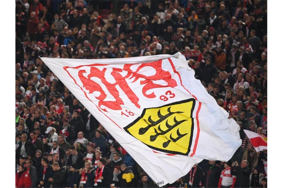 Endspurt: VfB Stuttgart muss zwei Mal auswärts am Abend ran Stuttgarter Fans sind auf der Tribüne. Foto: Marijan Murat/dpa/Archiv