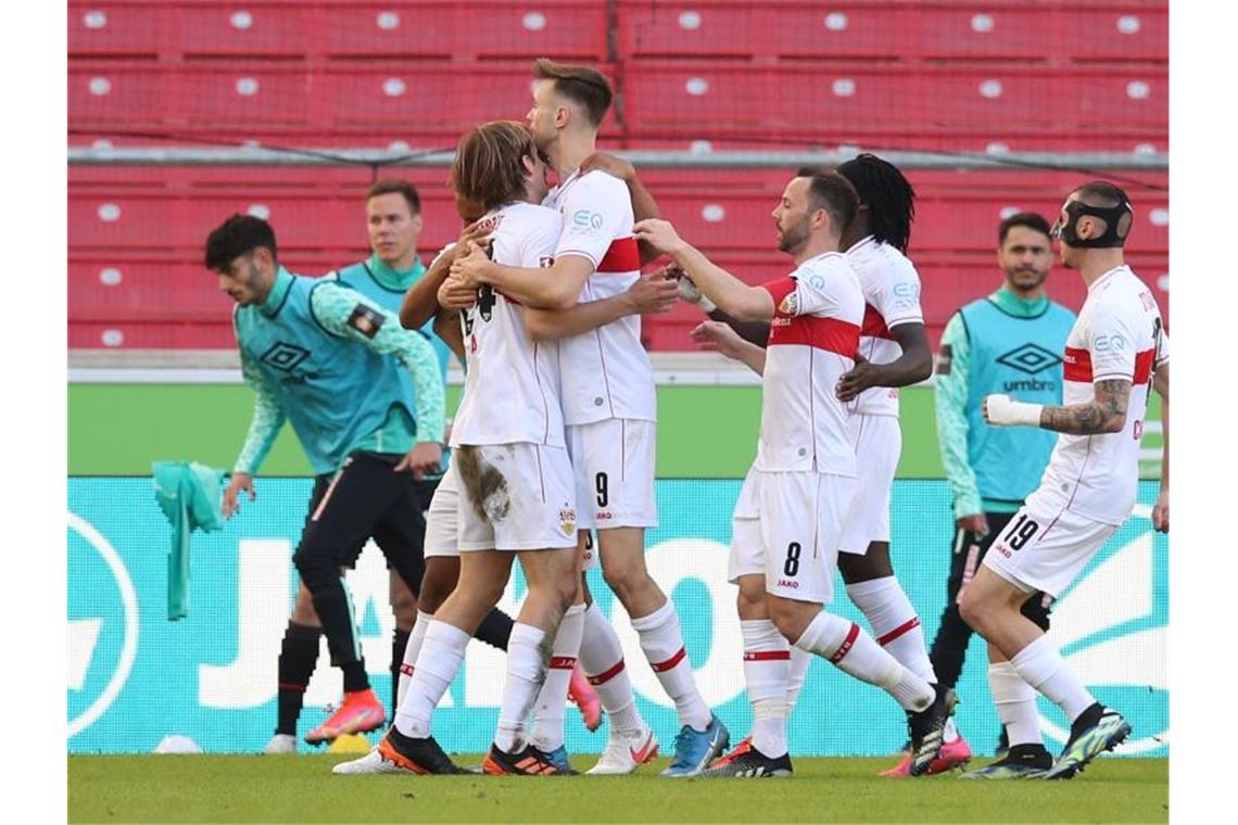 Nächste Niederlage für Werder: VfB gewinnt durch Eigentor Stuttgarter Spieler jubeln nach dem 1:0. Foto: Tom Weller/dpa