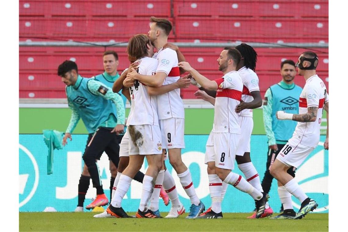 Stuttgarter Spieler jubeln nach dem 1:0. Foto: Tom Weller/dpa