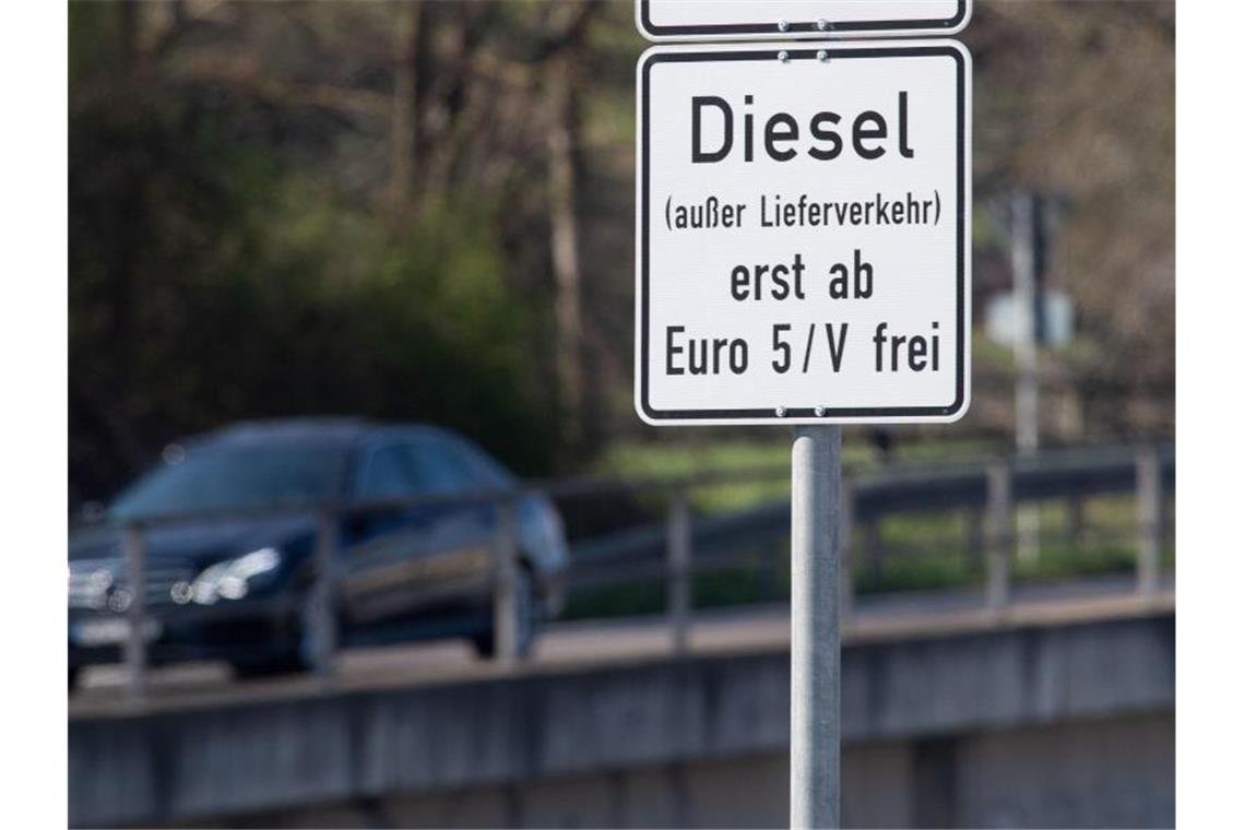 Stuttgarter Umweltzone: Auch Köln muss nach einem Gerichtsurteil jetzt auf vier besonders stark belasteten Straßen Fahrverbotszonen für Diesel einrichten. Foto: Marijan Murat