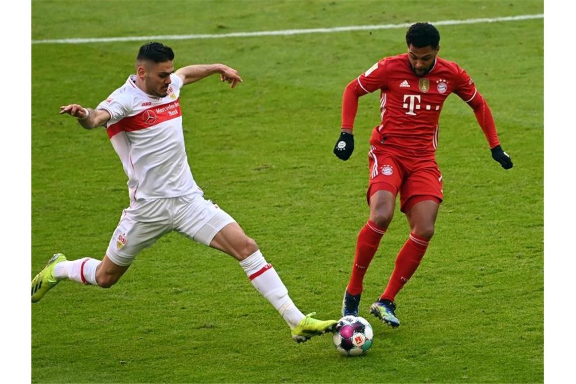 Arsenal oder Stuttgart? Mavropanos-Zukunft weiter ungeklärt Stuttgarts Abwehrspieler Konstantinos Mavropanos im zweikampf mit Münchens Serge Gnabry. Foto: Matthias Balk/dpa POOL/dpa/Archivbild