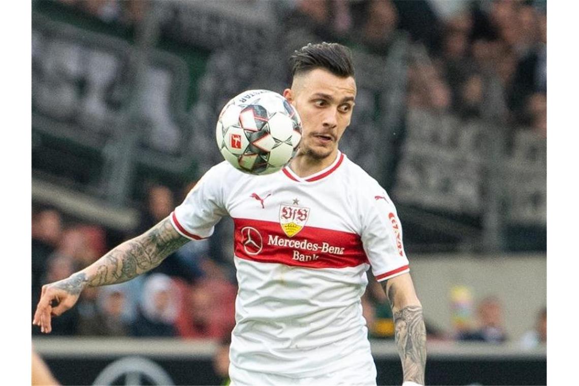 VfB-Stürmer Donis wechselt nach Frankreich Stuttgarts Anastasios Donis spielt einen Ball. Foto: Sebastian Gollnow/Archivbild