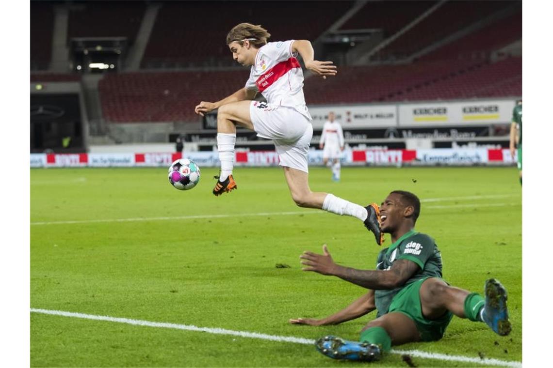 Bierhoff: Stuttgarts Sosa wird nicht für Deutschland spielen Stuttgarts Borna Sosa (l) in Aktion gegen Augsburgs Reece Oxford (r). Foto: Tom Weller/dpa/Archivbild