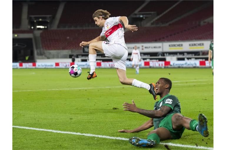 Stuttgarts Borna Sosa (l) in Aktion gegen Augsburgs Reece Oxford (r). Foto: Tom Weller/dpa/Archivbild