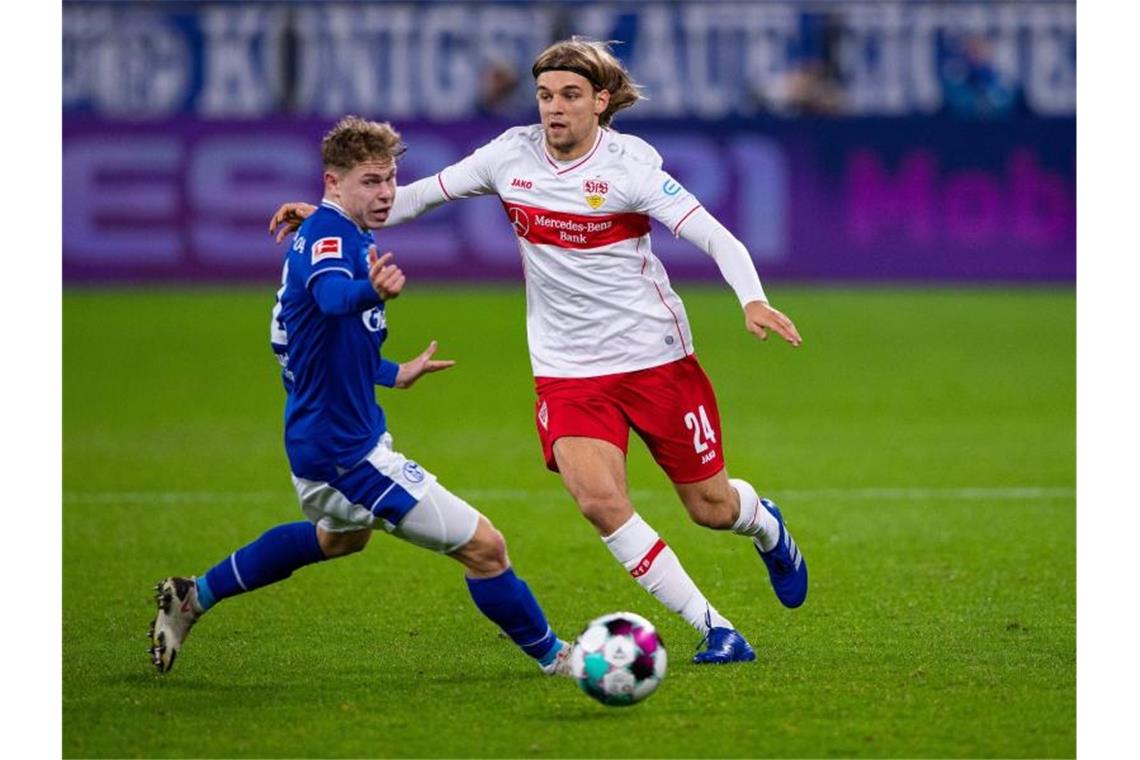 Stuttgarts Borna Sosa (r) und Schalkes Kilian Ludewig kämpfen um den Ball. Foto: Guido Kirchner/dpa/Archivbild