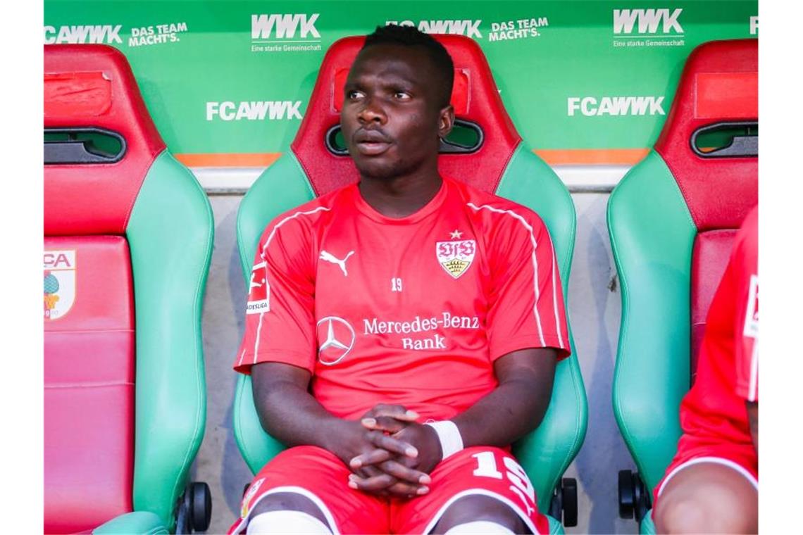 Akolo wechselt vom VfB Stuttgart nach Frankreich Stuttgarts Chadrac Akolo auf der Ersatzbank. Foto: Tom Weller/Archiv