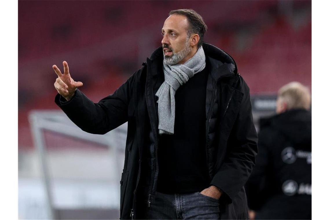 Stuttgarts Cheftrainer Pellegrino Matarazzo gibt Anweisungen. Foto: Tom Weller/dpa