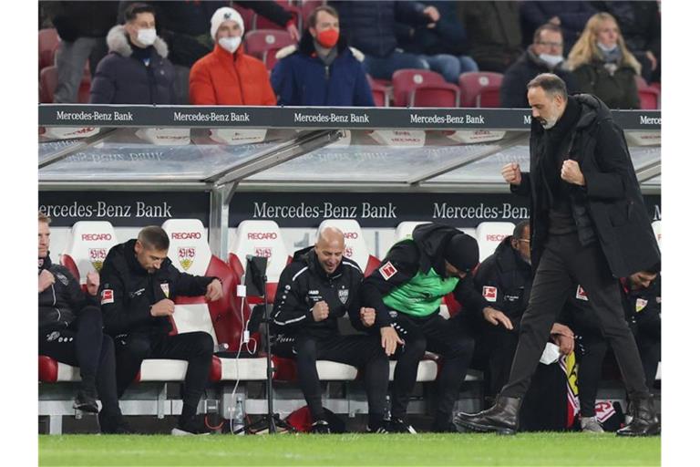 Stuttgarts Cheftrainer Pellegrino Matarazzo (r) freut sich.. Foto: Tom Weller/dpa